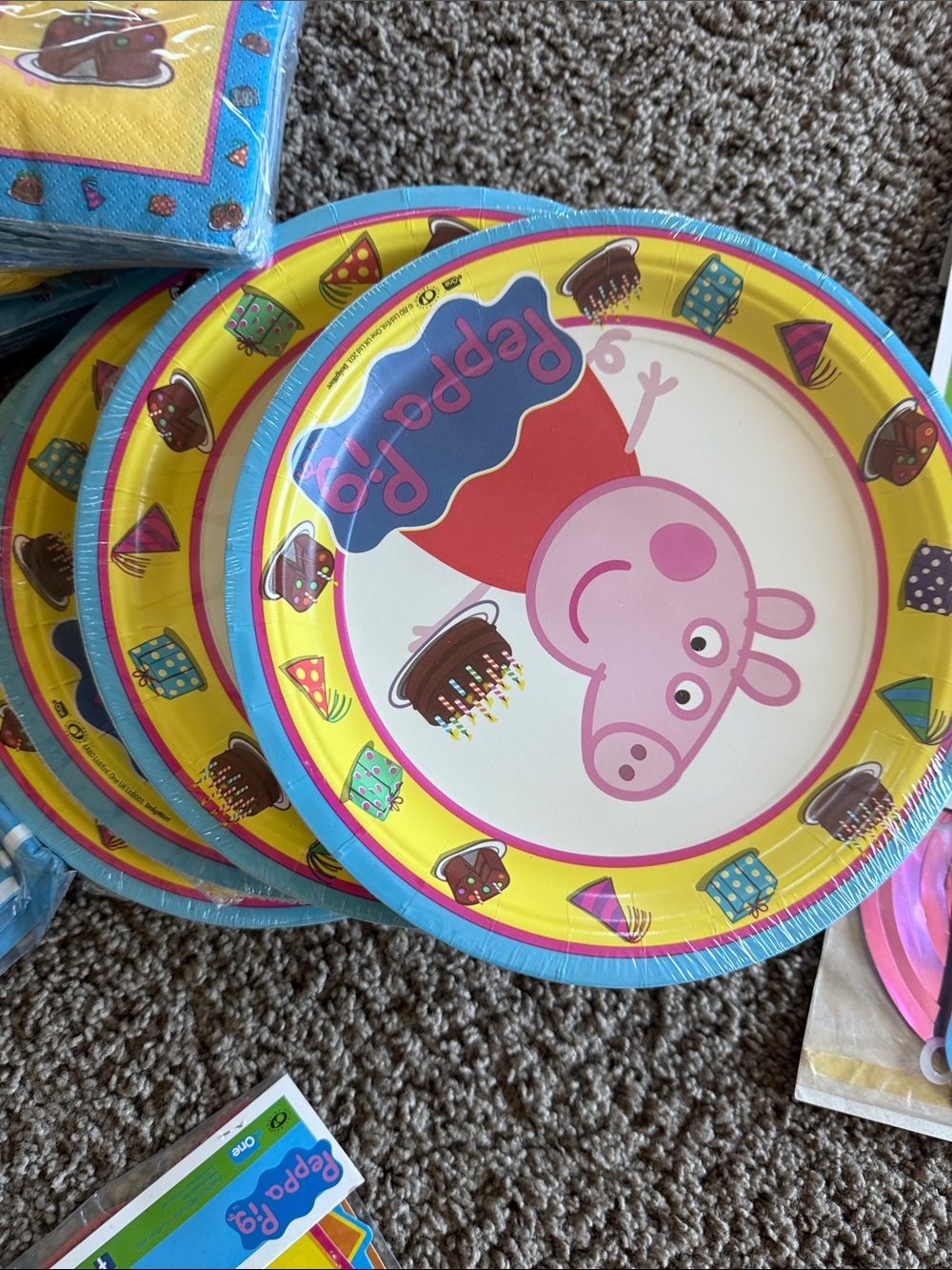 Peppa Pig Party Tableware Set in Yellow, Pink & Blue - Picture 3 of 8